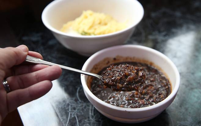 ‘중화루’에서 파는 짜장면 ‘중깐’ 소스. 박미향 기자