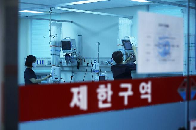 전공의들의 집단 사직으로 정부가 군 병원 12곳의 응급실을 민간인에게 개방한 지난 2월20일 오후 경북 포항에 있는 해군포항병원 응급실에서 의료진이 민간인 환자가 올 것에 대비해 장비를 살펴보고 있다. 연합뉴스