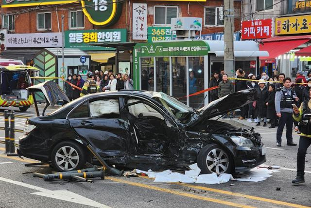 29일 오후 4시57분쯤 서울 은평구 연신내역 인근 연서시장 앞 도로에서 8중 추돌사고가 발생해 1명이 숨진 가운데 경찰이 현장을 통제하고 있다. 연합뉴스