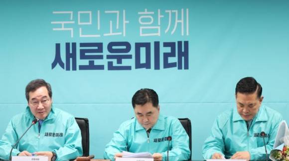 이낙연 새로운미래 공동대표가 28일 오전 서울 여의도 새로운미래 중앙당 당사에서 열린 책임위원회의에서 발언을 하고 있다. 이날 새로운미래는 민주당을 탈당하고 새로운미래에 입당한 박영순 의원을 지명직 책임위원으로 임명했다. [사진=뉴시스]