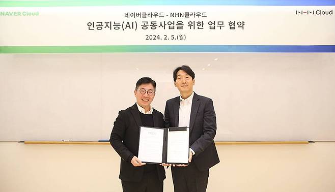 네이버클라우드와 NHN클라우드가 ‘하이퍼클로바X’ 기반의 AI 공동사업을 위한 업무협약을 체결했다. (왼쪽부터) 김유원 네이버클라우드 대표, 김동훈 NHN클라우드 대표 / 출처=네이버