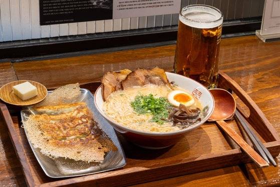 나가하마 라멘과 야끼만두. '나가하마 만게츠'에서 파는 유일한 라멘이자 사이드메뉴다. 라멘을 주문하면 디저트로 크림치즈가 나온다. 백종현 기자