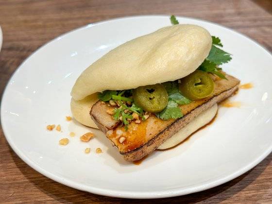 바오하우스에서 파는 클래식 바오. 찐빵 안에 삼겹살, 고수, 할라피뇨를 넣었다. 최승표 기자