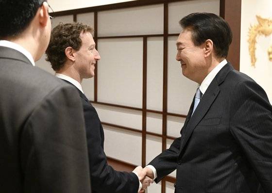 윤석열 대통령이 29일 용산 대통령실 청사에서 마크 저커버그 메타 CEO를 접견하며 인사를 나누고 있다. 사진 대통령실