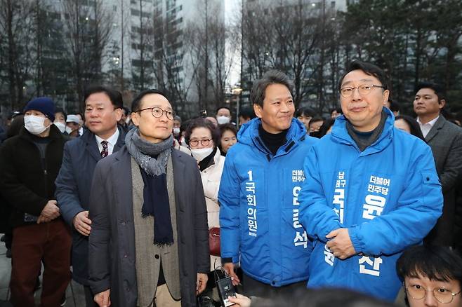 임종석 전 대통령비서실장이 28일 오후 서울 성동구 왕십리역 광장에서 시민들에게 인사를 하고 있다. 왼쪽부터 송갑석 의원, 홍영표 의원, 임 전 비서실장. 윤영찬 의원. 사진=뉴스1