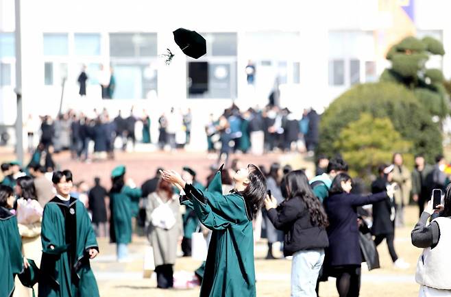 Graduates of Chonnam National University in South Jeolla Province celebrate after a graduation ceremony on Monday. (Yonhap)
