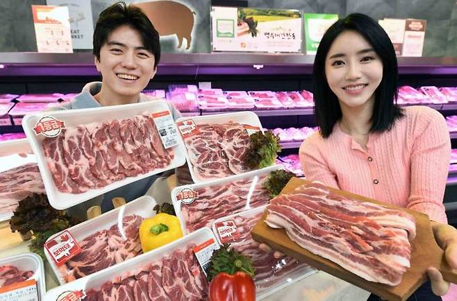 모델이 29일 서울 등촌동 ‘홈플러스 메가푸드마켓’ 강서점에서 삼겹살, 목심 할인 상품들을 소개하고 있다. 홈플러스