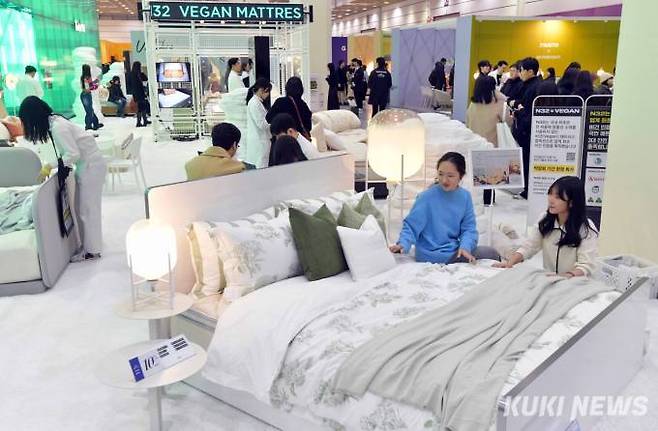 서울 삼성동 코엑스에서 열린 2024 서울리빙디자인페어를 방문한 관람객이 전시품을 살펴보고 있다. 사진=곽경근 대기자