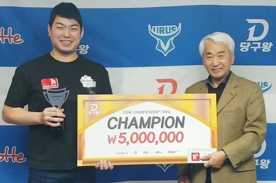23/24시즌 쉐빌로뜨DGW파이널챔피언십에서 우승한 정철오가 대회 후원사인 쉐빌로뜨 강인용 회장과 기념촬영하고 있다. (사진=당구왕)