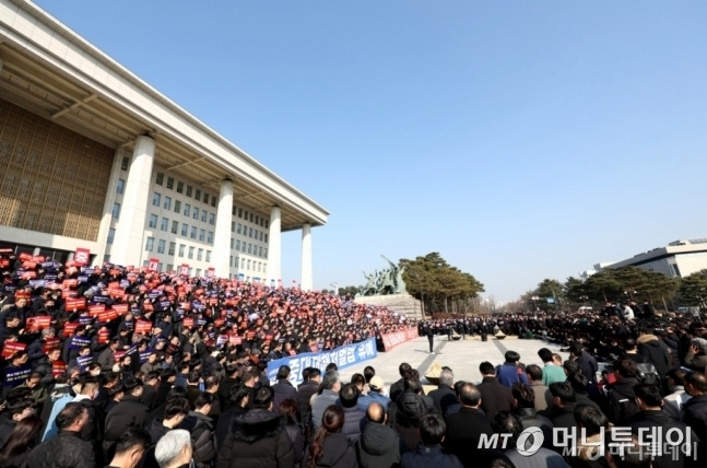 중소기업중앙회가 지난달 31일 서울 여의도 국회 본관 앞에 중소기업인들과 영세 건설업자 3500여명이 결집한 모습./사진제공=중소기업중앙회.