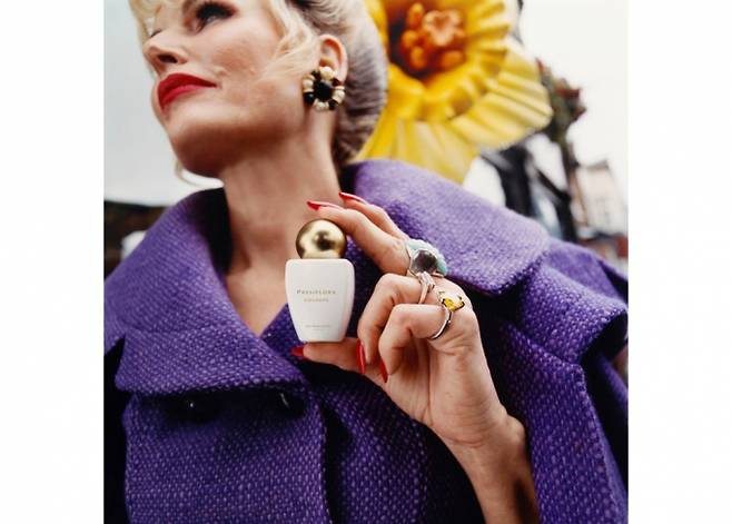 부티크 향수 브랜드 조 말론 런던이 센티드 메멘토 컬렉션을 출시했다. 모델이 앰버 플로랄 패시플로라 코롱 제품을 들고 포즈를 취하고 있다. /사진=조 말론 런던