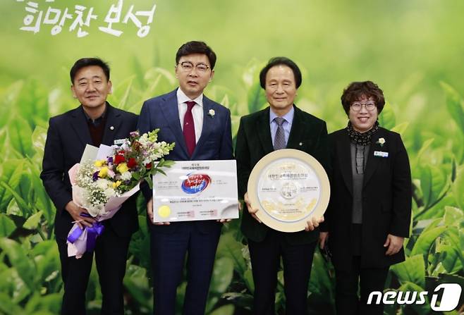 '서편제보성소리축제'가 대한민국축제콘텐츠대상 축제예술·전통 부문 대상을 수상했다. 사진 왼쪽에서 2번째 김철우 보성군수/뉴스1