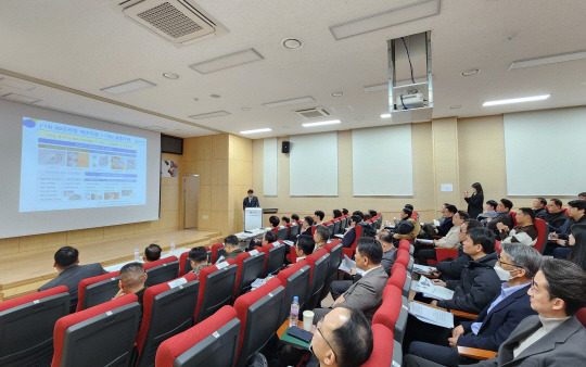 한국생산기술연구원 3D프린팅 제조혁신센터에서 ‘국방분야 3D프린팅 기술의 확대 적용’을 주제로 민관군이 함께 참여하는 대토론회를 개최했다. 사진은 한국생산기술연구원 3D프린팅제조혁신센터장 손용 수석연구원이 3D프린팅 기술동향과 적용사례에 대해 발표하는 모습. 국방부 제공