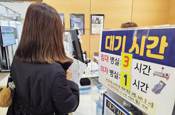 정부가 통보한 전공의 복귀 시한일인 29일 서울 서대문구 세브란스 병원 접수창구에 대기시간이 안내되어 있다. 정부는 전공의들이 업무개시명령을 이행하지 않는 경우 의료법 위반 혐의를 적용해 면허를 정지할 수 있다고 밝혔다. 임세준 기자