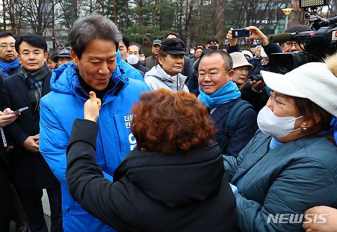 [서울=뉴시스] 김근수 기자 = 임종석 전 청와대 비서실장이 28일 오후 서울 성동구 왕십리역 광장에서 시민들에게 저녁인사를 하고 있다. 2024.02.28. ks@newsis.com