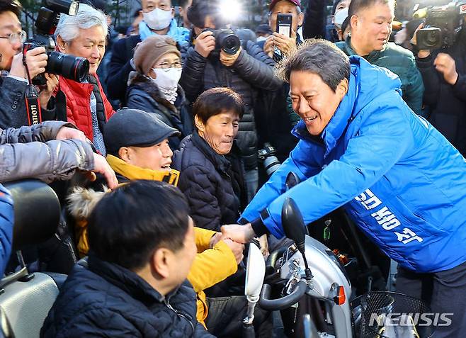 [서울=뉴시스] 김근수 기자 = 임종석 전 청와대 비서실장이 28일 오후 서울 성동구 왕십리역 광장에서 시민들에게 저녁인사를 하고 있다. 2024.02.28. ks@newsis.com