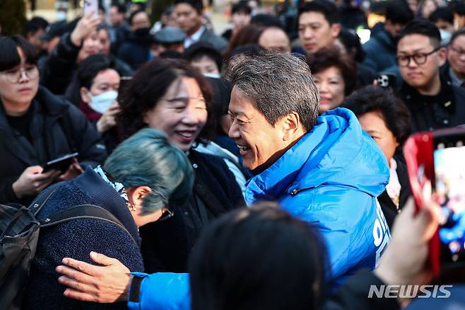 [서울=뉴시스] 김근수 기자 = 임종석 전 청와대 비서실장이 28일 오후 서울 성동구 왕십리역 광장에서 시민들에게 저녁인사를 하고 있다. 2024.02.28. ks@newsis.com