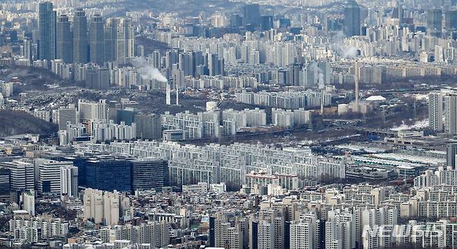 [서울=뉴시스] 김선웅 기자 = 서울 아파트 매매가격이 하락세를 보이고 전세가격 지수가 상승하며 매매가 대비 전세가를 나타내는 전세가율이 7개월 연속 상승했다. 이번달 서울 아파트 전세가율은 52.45%로 지난해 7월 50.94%를 시작으로 7개월 연속 상승세를 보이고 있다. 23일 서울 도심 아파트 단지의 모습. 2024.02.23. mangusta@newsis.com