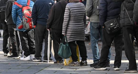 무료 급식 기다리는 노인들 - 우리 사회가 내년에 65세 이상 인구가 전체 인구의 20%가 넘는 초고령사회가 되지만 이들을 위한 주택은 매우 부족한 것으로 조사됐다. 사진은 서울 종로구 탑골공원 인근에서 무료급식 기다리는 어르신들.  홍윤기 기자