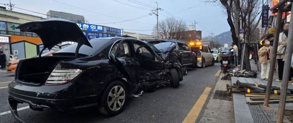 29일 오후 4시 58분쯤 서울 은평구 연신내 연서시장 앞 도로에서 9중 추돌 사고가 발생한 가운데 현장에서 피해 차량이 견인되고 있다. 은평소방서 등에 따르면 이 사고로 1명이 사망하고 13명이 부상을 입었다. 2024.2.29. 뉴시스.