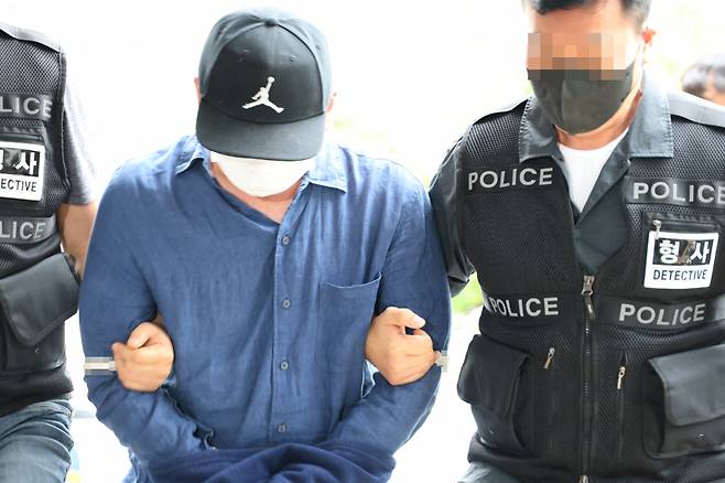 베트남에서 붙잡힌 대전 신협 강도 사건 피의자가 2023년 9월21일 오전 국내로 송환돼 대전서부경찰서로 연행되는 모습 ⓒ연합뉴스