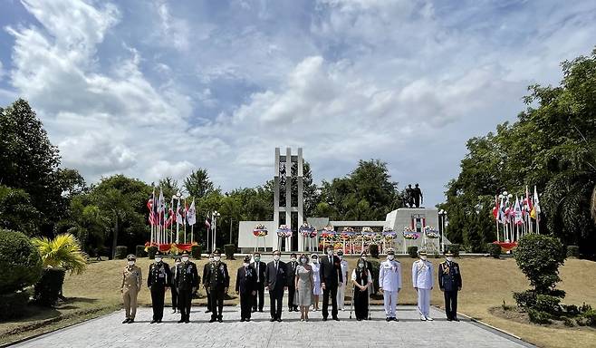 문승현 태국대사 및 참전국 외교사절단이 참전용사 비에 헌화한 뒤 기념 촬영을 하고 있다. 2022.6.24
[촌부리<태국>=김남권 특파원]