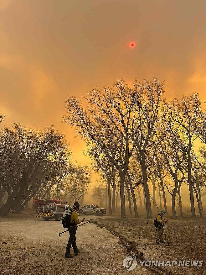 텍사스 산불 진압하는 소방관들 [Flower Mound Fire Department / AFP=연합뉴스. 재판매 및 DB 금지]