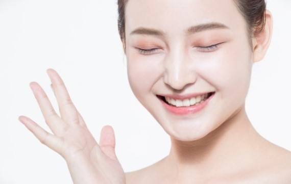 웃을 때 생기는 팔자주름은 주름살 아니다. [사진=클립아트코리아]