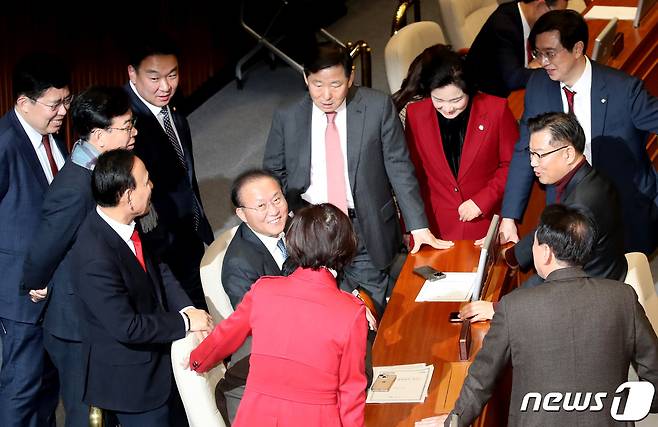 윤재옥 국민의힘 원내대표와 의원들이 29일 저녁 서울 여의도 국회 본회의장에서 열린 제413회 국회(임시회) 제6차 본회의에서 '쌍특검법(김건희 여사·대장동 특검법)' 재의의 건에 대한 개표를 기다리고 있다. 이날 '쌍특검법'은 최종 부결돼 폐기 됐다. 2024.2.29/뉴스1 ⓒ News1 임세영 기자