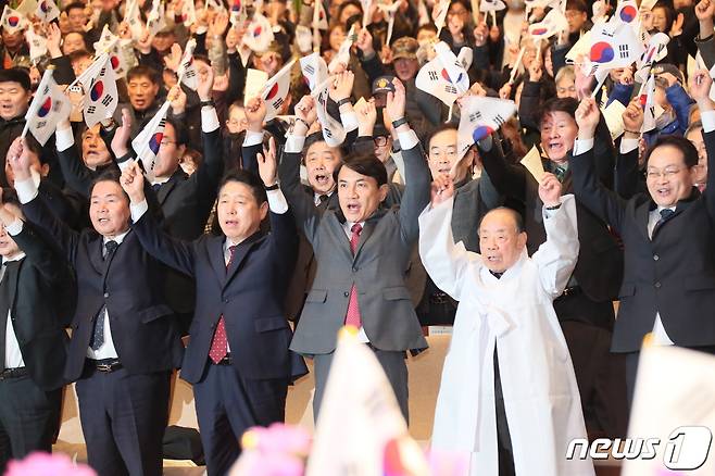 1일 강원대 춘천캠퍼스 백령아트센터에서 김진태지사 , 권혁열 도의장, 신경호 도교육감, 애국지사, 보훈단체, 시민 등이 제105주년 3.1절 기념식’에 참석해 만세삼창을 하고 있다.(강원도 제공)