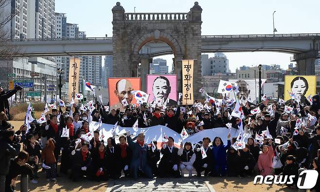 제105주년 3·1절인 1일 오전 서울 서대문구 서대문형무소역사관에서 열린 '서대문, 1919 그날의 함성' 행사 행진을 마친 시민들이 독립문 앞에서 대한독립 만세를 외치고 있다. 2024.3.1/뉴스1 ⓒ News1 김진환 기자