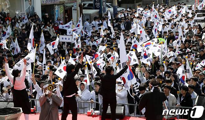 제105주년 3·1절인 1일 부산 동래구 동래시장에서 열린 '동래 3·1독립만세운동' 재현행사에서 참가자들이 대한독립만세를 외치고 있다. 2024.3.1/뉴스1 ⓒ News1 윤일지 기자