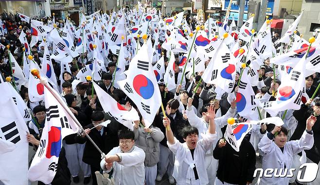 제105주년 3·1절인 1일 부산 동래구 동래시장에서 열린 '동래 3·1독립만세운동' 재현행사에서 참가자들이 대한독립만세를 외치고 있다. 2024.3.1/뉴스1 ⓒ News1 윤일지 기자