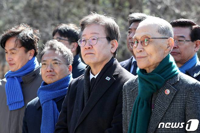 이재명 더불어민주당 대표가 3.1절인 1일 서울 용산구 효창공원 임정 요인 묘역을 찾아 참배하고 있다. 2024.3.1/뉴스1 ⓒ News1 이승배 기자