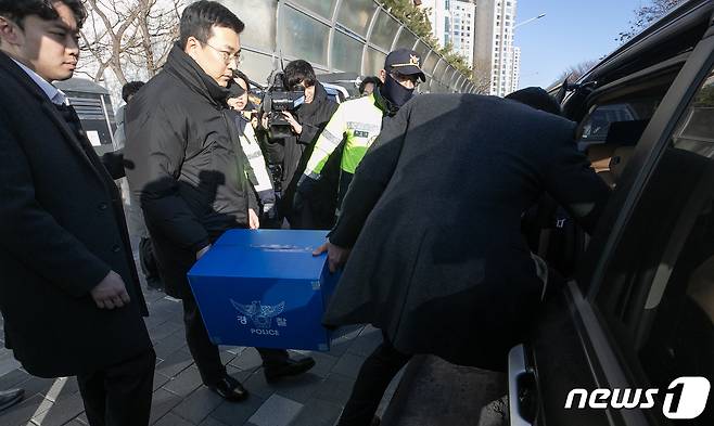 업무방해 등 혐의로 고발된 의사단체 전현직 집행부 5명에 대해 강제 수사에 착수한 경찰이 1일 오후 서울 용산구 의사협회 회관에서 압수수색을 마치고 물품을 들고 나서고 있다. 2024.3.1/뉴스1 ⓒ News1 이승배 기자