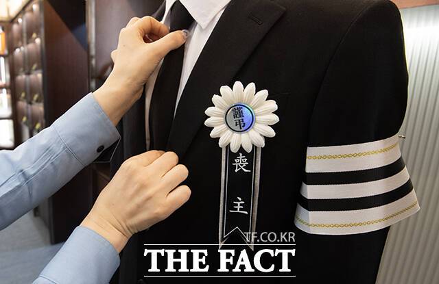 28일 오후 서울 마포구 연세대학교 세브란스병원 장례식장에서 직원이 상복을 정리하고 있다.