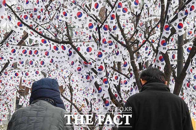 이 땅에서 태극기가 펄럭일 수 있는 이유는 독립운동가들의 노력이 있기 때문이다. 그들의 노력이 헛되지 않게 하려면 잘못된 것은 지금이라도 바로잡아야 할 필요가 있다.