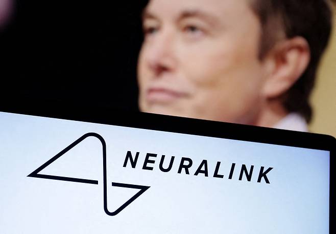 지난달 일론 머스크 테슬라 최고경영자(CEO)가 자신이 소유한 뇌신경과학 스타트업 뉴럴링크(Neuralink)가 최초로 인간의 뇌에 칩을 이식했다고 밝혔다./로이터 연합뉴스