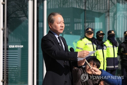 주수호 대한의사협회(의협) 비상대책위원회 언론홍보위원장이 1일 오후 서울 용산구 의협 회관 앞에서 경찰의 압수수색과 관련해 입장을 밝히고 있다. [연합뉴스]