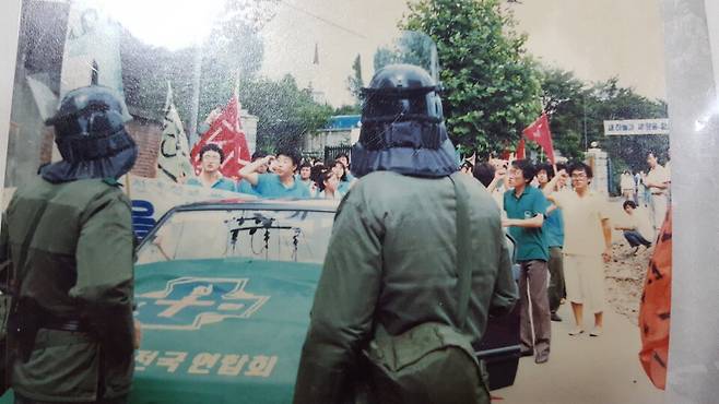 고 이종명 목사는 보안대에 끌려가고 온 뒤 투사가 되었다. 1980년대 중반 목원대 앞에서의 시위 모습. 오른쪽 하얀 옷을 입고 팔을 치켜든 사람이 이종명 목사다. 사진 이봄씨 제공.