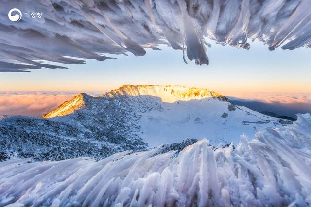 3. 얼음 속 한라산-제주특별자치도 서귀포시(한라산 백록담). 1월1일, 겨울 동안 가장 많은 눈이 내리는 한라산 백록담의 풍경입니다. 마치 얼음 속에 갇힌 듯한 모습으로, 한라산의 겨울 폭설을 담았습니다.