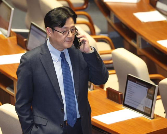 홍익표 더불어민주당 원내대표가 지난달 29일 저녁 서울 여의도 국회 본회의장에서 열린 제413회 국회(임시회) 제6차 본회의에서 쌍특검법(김건희 여사·대장동 특검법) 재의의 건에 대한 투표를 마치고 통화를 하고 있다. 뉴스1