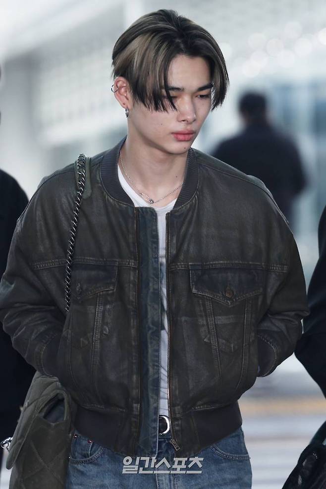 그룹 엔하이픈 니키가 4일 오전 ‘38회 골든디스크 어워즈 with 만디리’ 참석 차 인천국제공항을 통해 인도네시아 자카르타로 출국하고 있다. 인천=서병수 기자 qudtn@edaily.co.kr /2024.01.04/