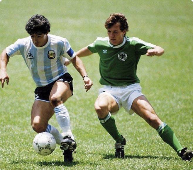 1986 월드컵 결승전에서 아르헨티나는 서독을 3-2로 물리치고 우승했다. 사진은 결승전에서 녹색 셔츠를 입은 로타어 마테우스와 디에고 마라도나가 경합하는 모습. 4년 후인 1990 월드컵 결승전에서 두 나라는 다시 만났고, 이번에는 홈 셔츠를 입은 서독이 1-0으로 이겼다. (마테우스 인스타그램)