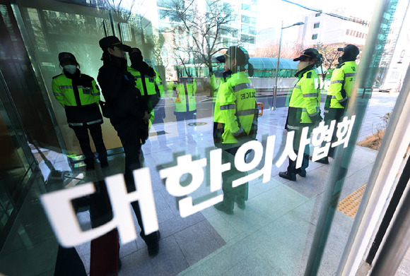 1일 서울경찰청 공공범죄수사대는 이날 오전부터 김택우 대한의사협회 의대정원증원저지비상대책위원장 등에 대한 압수수색 영장을 집행하고 있다. 이날 오후 서울 용산구 의사협회 회관에서 경찰이 출입을 통제하고 있다. 2024.03.01.  [사진=뉴시스]