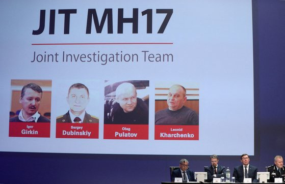 2019년 6월 네덜란드에서 말레이시아 항공 MH17편 추락 사고 조사 결과를 발표하는 가운데 이 사건으로 기소된 러시아인 2명과 우크라이나인 1명의 사진이 화면에 공개된 모습. 로이터=연합뉴스