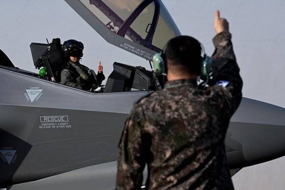 올해 1월 공군이 적의 포격도발이나 항공기 영공침범 등 복합도발 시 압도적으로 대응하기 위한 통합상황 조치훈련을 하고 있다. 사진은 성공적인 임무 완수를 위해 결의를 다지며 서로 엄지를 치켜세우고 있는 F-35A 조종사와 정비사 모습. 사진 공군