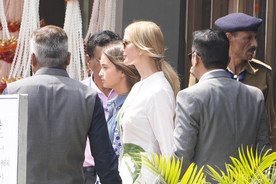 1일(현지시간) 도널드 트럼프 전 미국 대통령 딸 이방카 트럼프가 결혼식에 참석하기 위해 인도에 도착했다. AP=연합뉴스