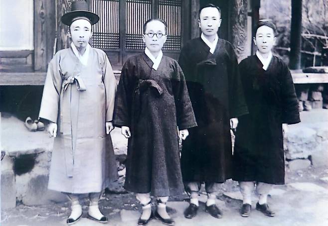 ▲조경한 선생(왼쪽 두 번째)이 1946년 고향 전남 순천에 돌아와 4형제와 찍은 사진. 이중 삼남 조옥현(왼쪽부터 세 번째)은 재헌 국회의원으로 반민특위 특별재판관으로 활동한 인물이다.