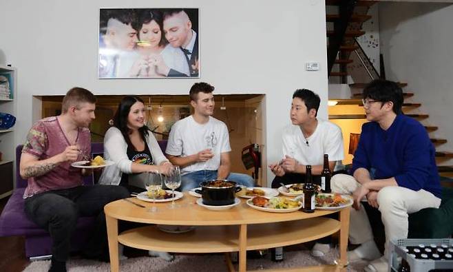 폴리아모리를 합의한 독일 커플. 넷플릭스